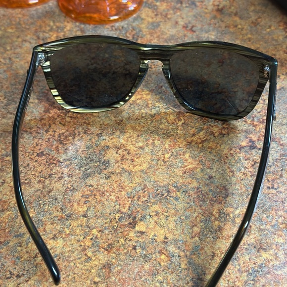 Oakleys ladies Sunglasses - Picture 6 of 7